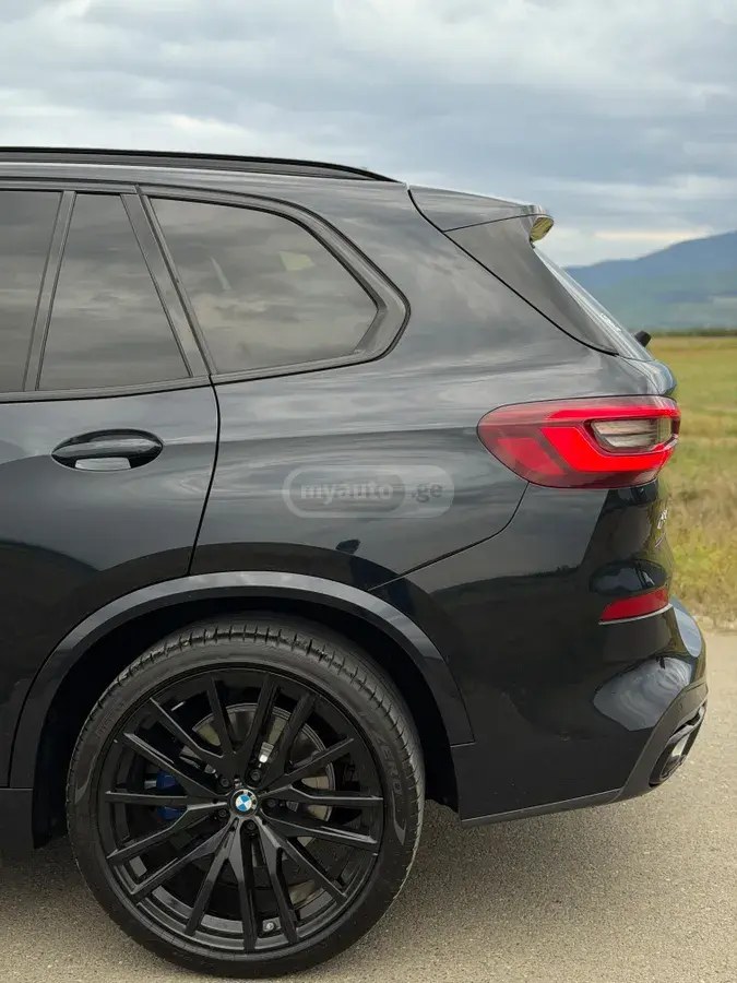 بی ام و xDrive40i 4dr تمام چرخ محرک 2022