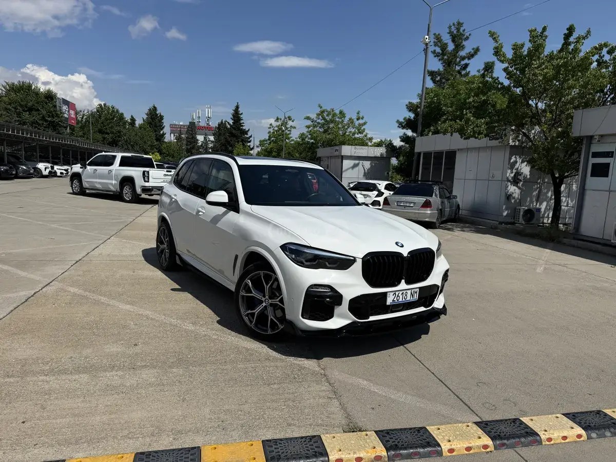 نمای دیگر بی ام و xDrive40i 4 در چهار چرخ محرک 2021