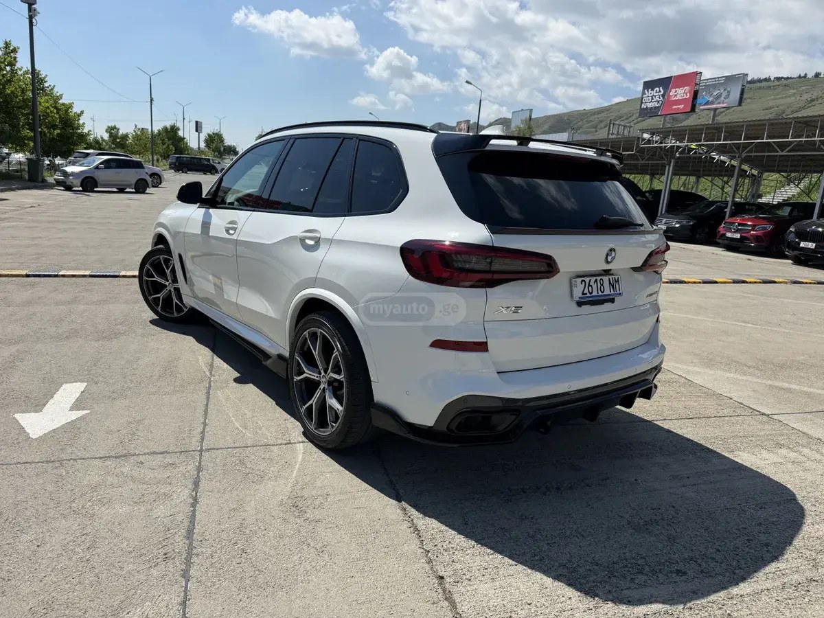 نمای دیگر بی ام و xDrive40i 4 در چهار چرخ محرک 2021