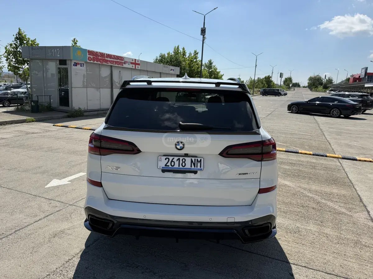 نمای دیگر بی ام و xDrive40i 4 در چهار چرخ محرک 2021