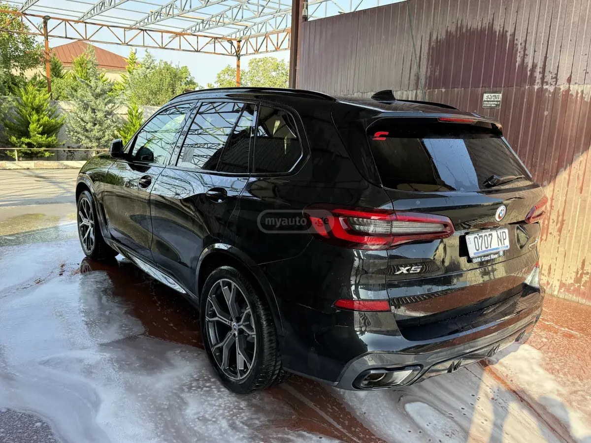 نمای دیگر بی ام و xDrive40i 4dr دیفرانسیل تمام 2023