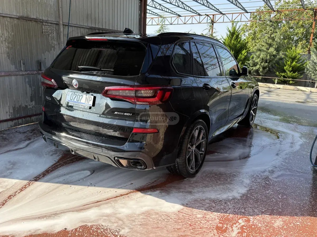 نمای دیگر بی ام و xDrive40i 4dr دیفرانسیل تمام 2023