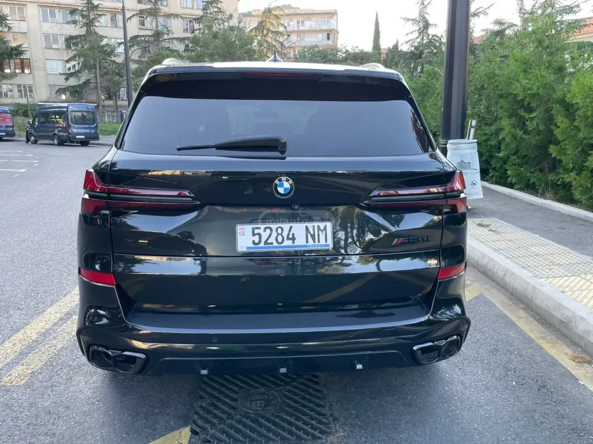 نمای دیگر بی ام و xDrive40i 4 در چهار چرخ محرک 2021
