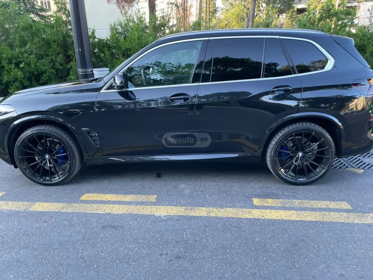 نمای دیگر بی ام و xDrive40i 4 در چهار چرخ محرک 2021