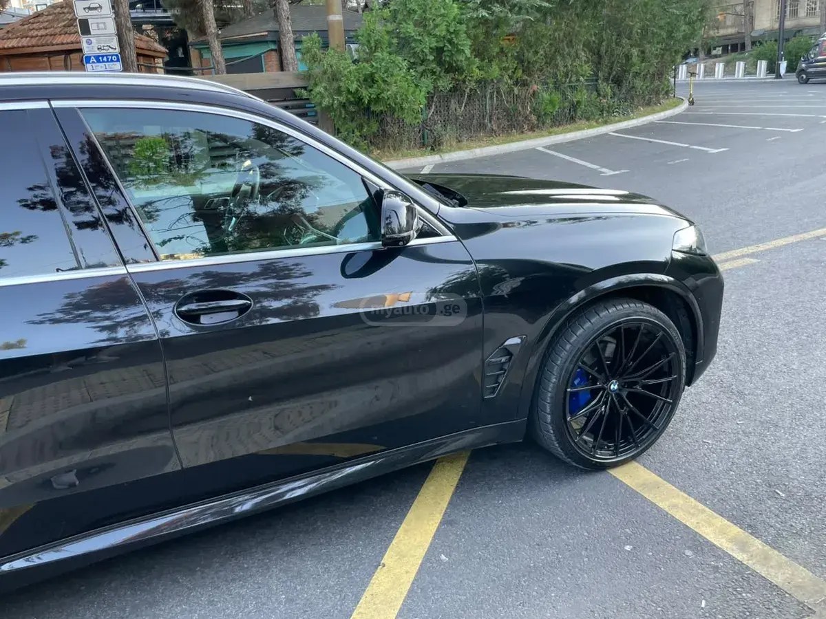 نمای دیگر بی ام و xDrive40i 4 در چهار چرخ محرک 2021