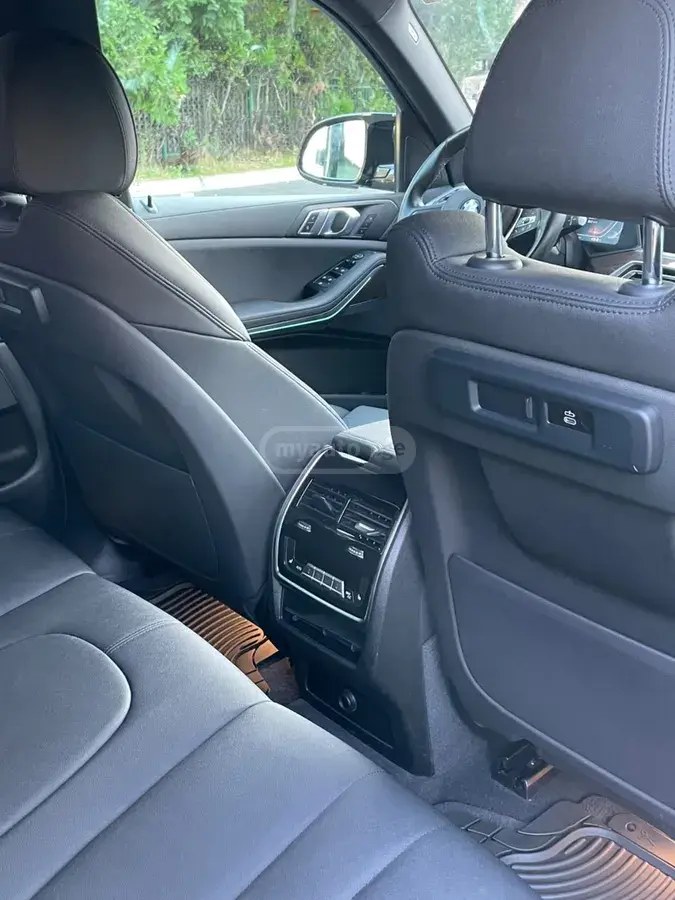نمای دیگر بی ام و xDrive40i 4 در چهار چرخ محرک 2021
