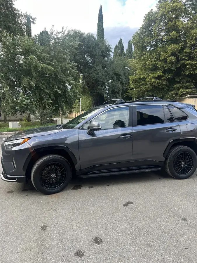 نمای دیگر تویوتا SE 4dr چهار چرخ محرک CVT 2024