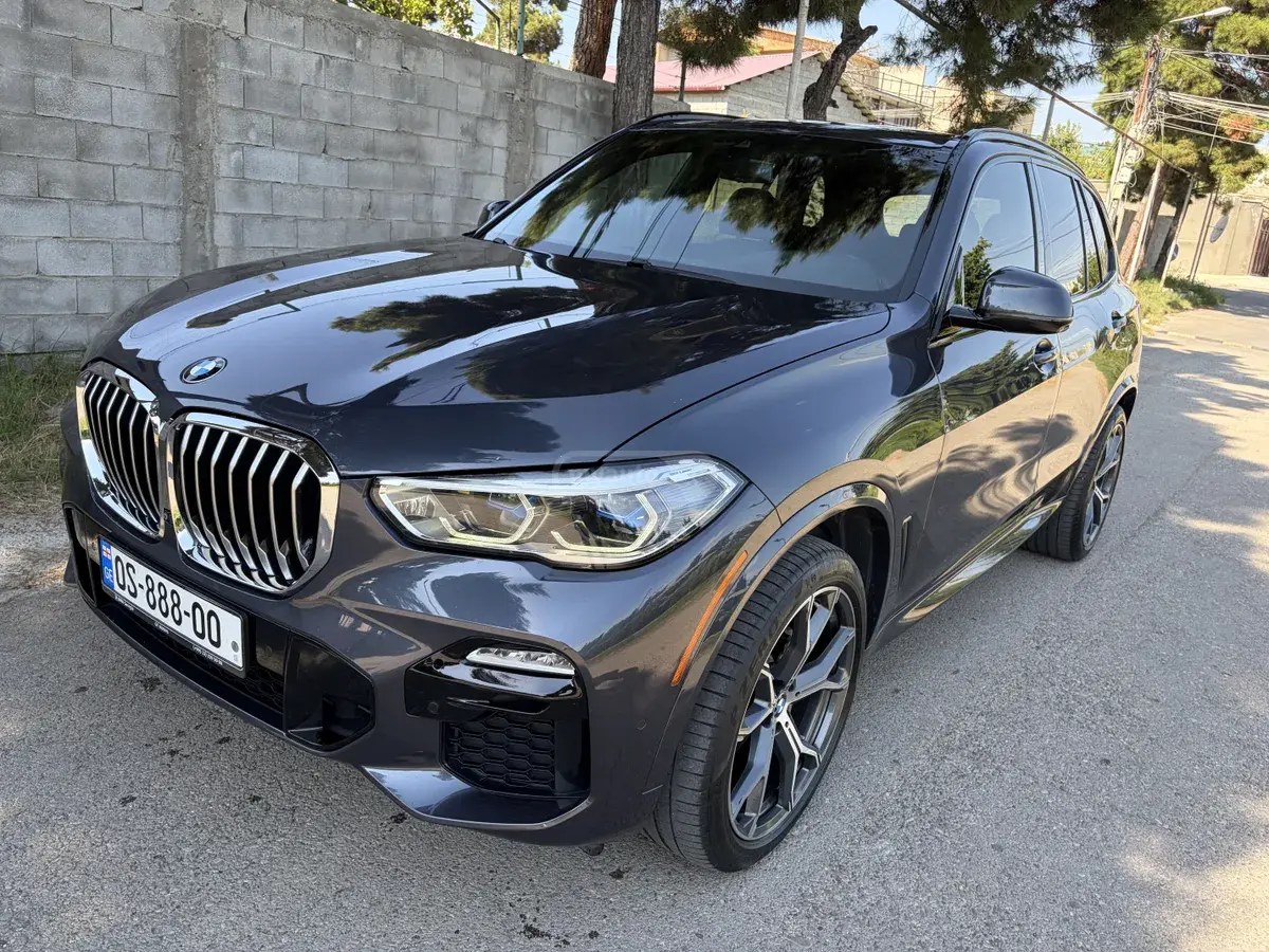 نمای دیگر بی ام و xDrive40i 4 در چهار چرخ محرک 2019