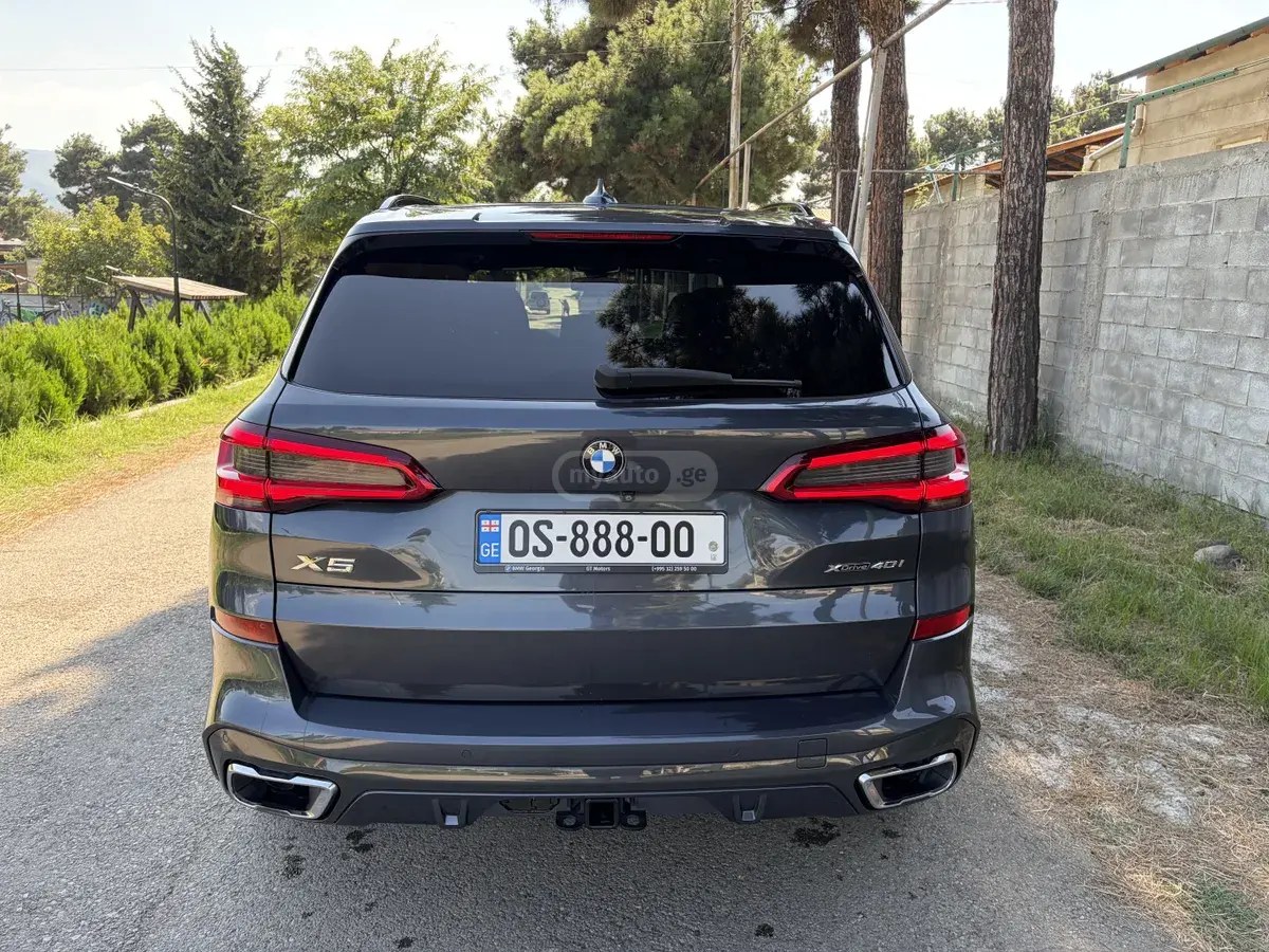 نمای دیگر بی ام و xDrive40i 4 در چهار چرخ محرک 2019