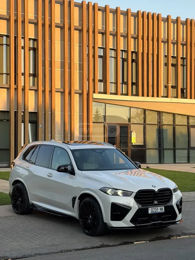 نمای دیگر بی ام و xDrive40i 4dr دیفرانسیل تمام 2023