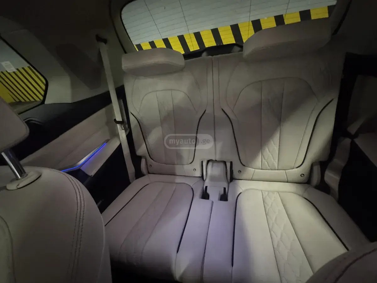 نمای دیگر بی ام و xDrive40i 4 در چهار چرخ محرک 2019