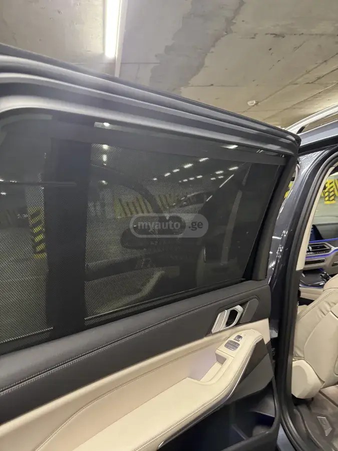 نمای دیگر بی ام و xDrive40i 4 در چهار چرخ محرک 2019