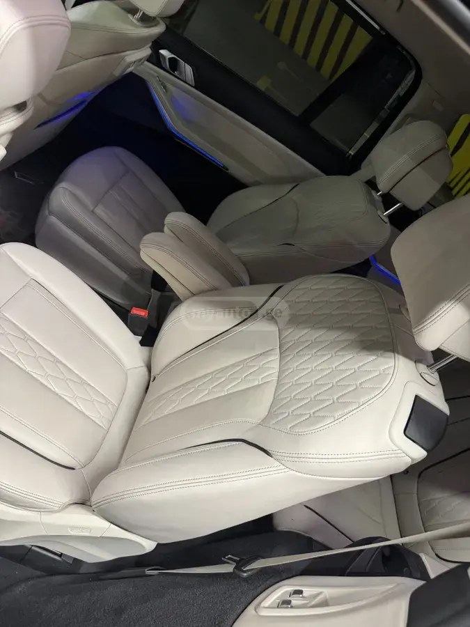 نمای دیگر بی ام و xDrive40i 4 در چهار چرخ محرک 2019