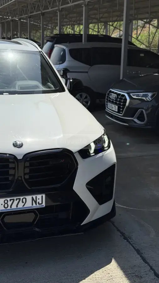 نمای دیگر بی ام و xDrive40i 4 در چهار چرخ محرک 2019
