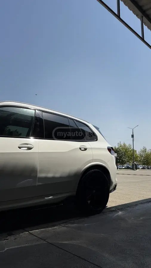نمای دیگر بی ام و xDrive40i 4 در چهار چرخ محرک 2019
