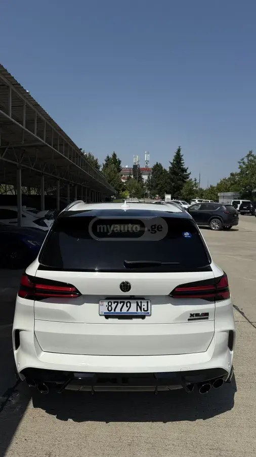 نمای دیگر بی ام و xDrive40i 4 در چهار چرخ محرک 2019