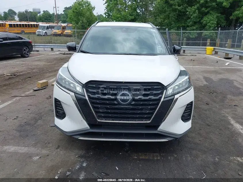 نمای دیگر نیسان SR 4dr دیفرانسیل جلو CVT 2023