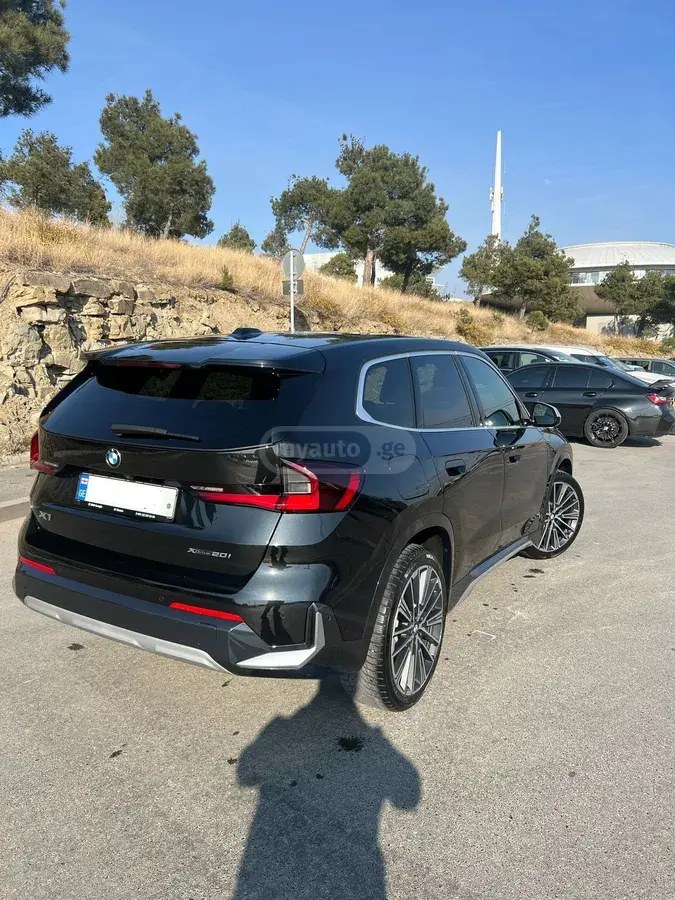 نمای دیگر بی ام و XDrive 2.0 i توین-پاور توربو 2023
