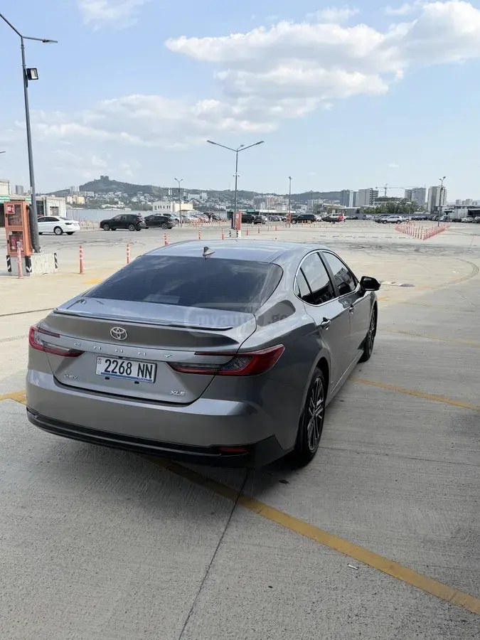 نمای دیگر تویوتا XLE 2025