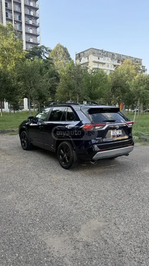 نمای دیگر تویوتا XSE 4 در دیفرانسیل تمام چرخ CVT 2021