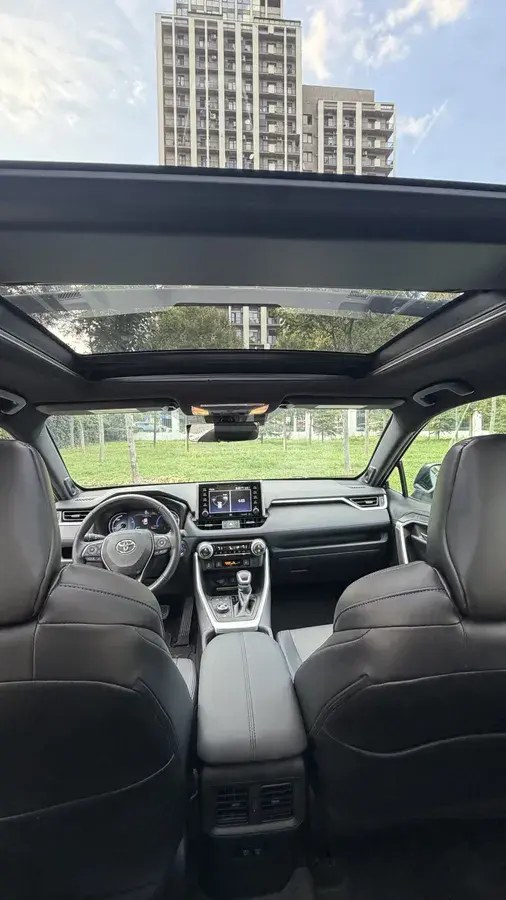 نمای دیگر تویوتا XSE 4 در دیفرانسیل تمام چرخ CVT 2021