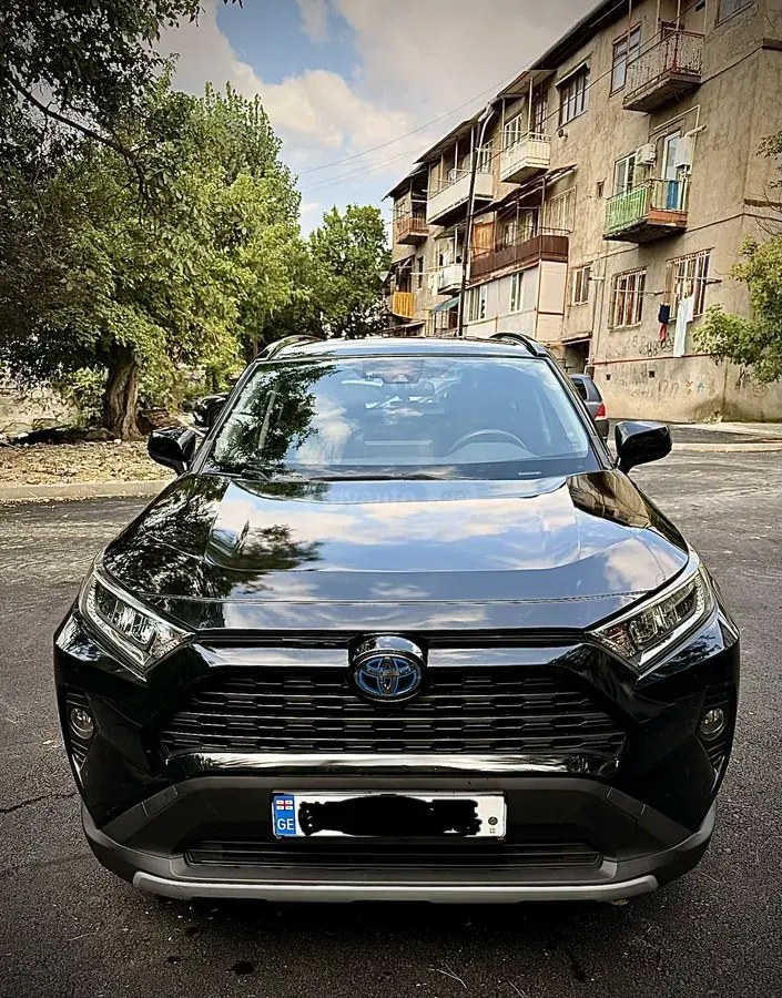 نمای دیگر تویوتا LE 4 در دیفرانسیل تمام چرخ اتوماتیک 2019