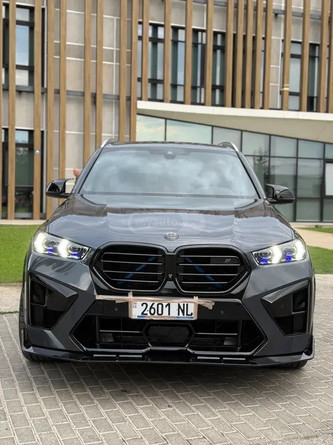 نمای دیگر بی ام و xDrive40i 4 در چهار چرخ محرک 2020