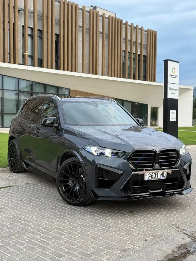 نمای دیگر بی ام و xDrive40i 4 در چهار چرخ محرک 2020