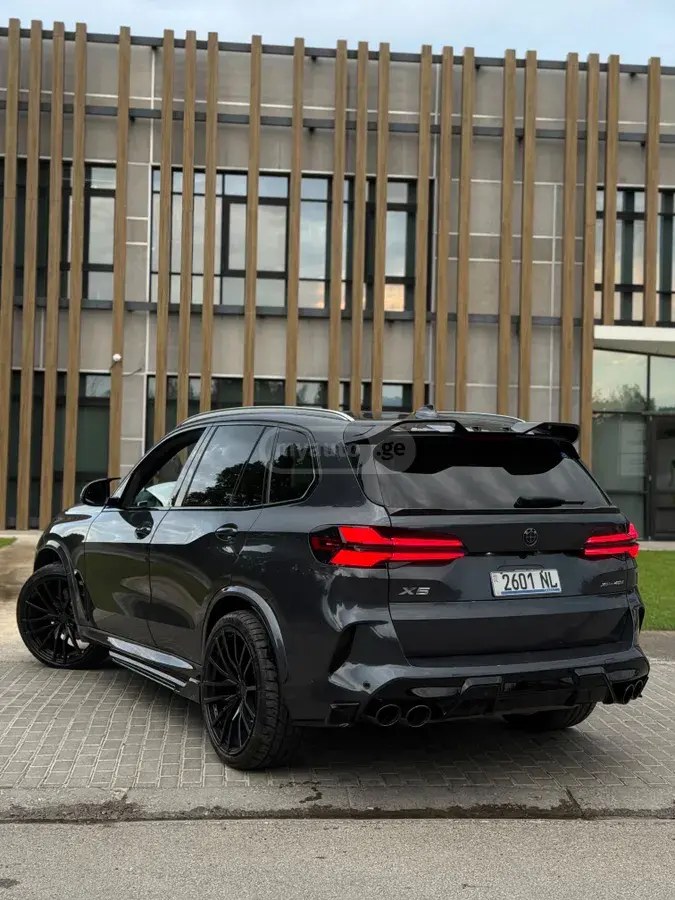 نمای دیگر بی ام و xDrive40i 4 در چهار چرخ محرک 2020