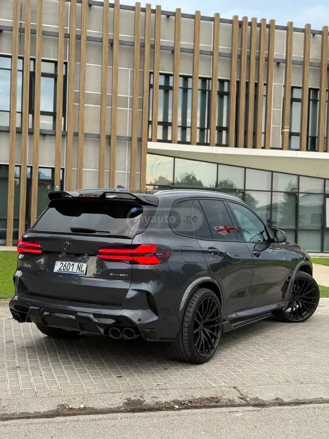 نمای دیگر بی ام و xDrive40i 4 در چهار چرخ محرک 2020
