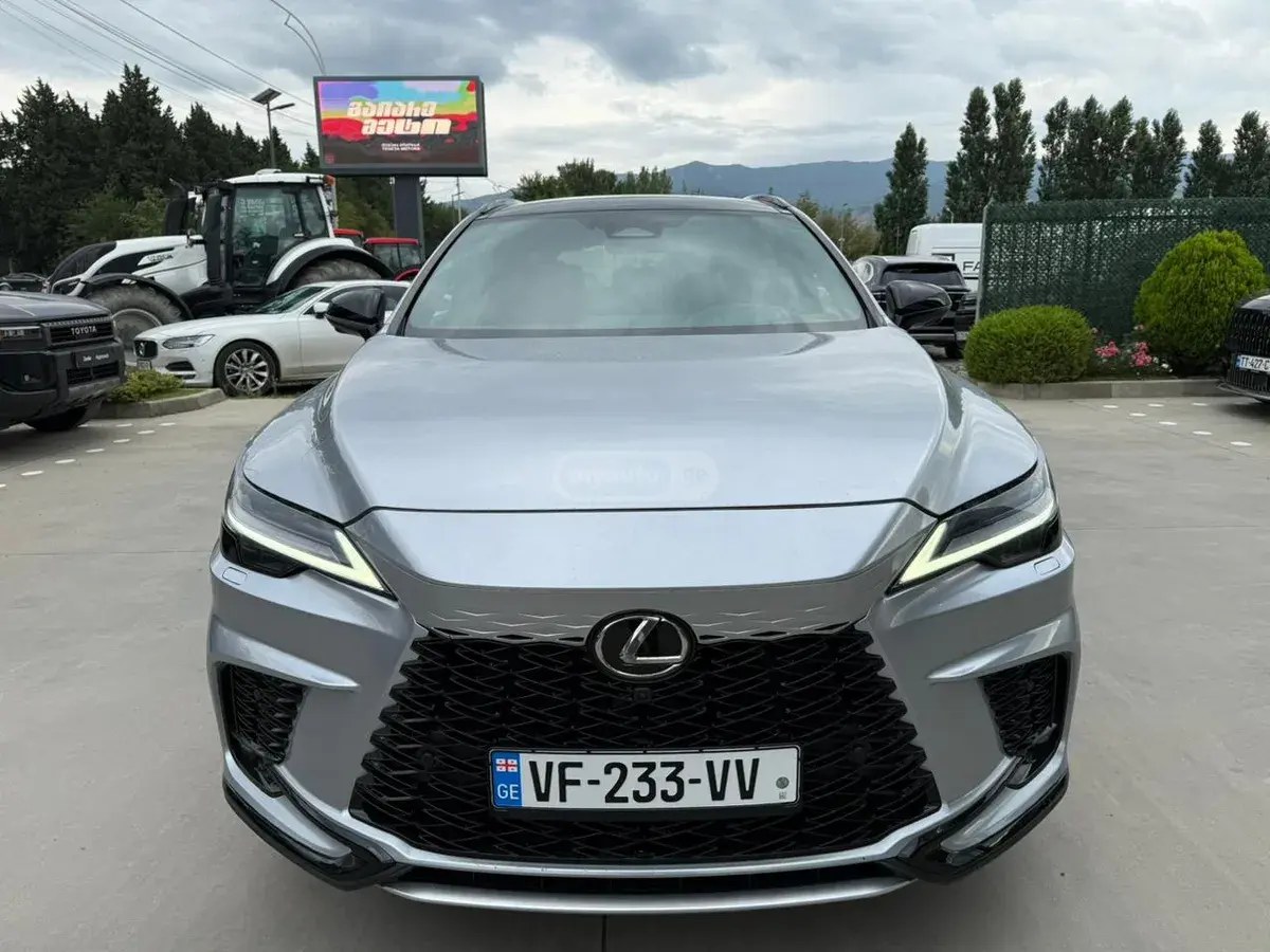 نمای دیگر لکسوس F-Sport 2023