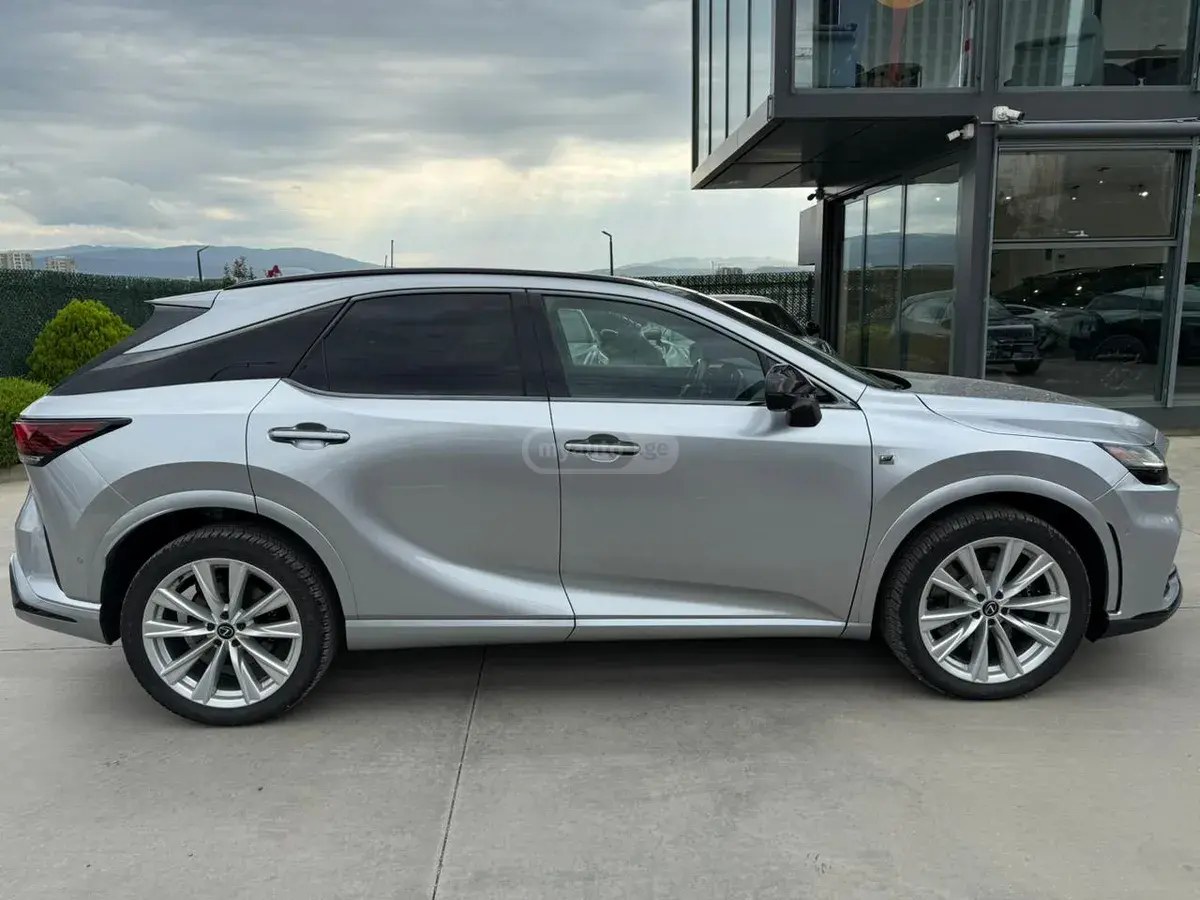 نمای دیگر لکسوس F-Sport 2023