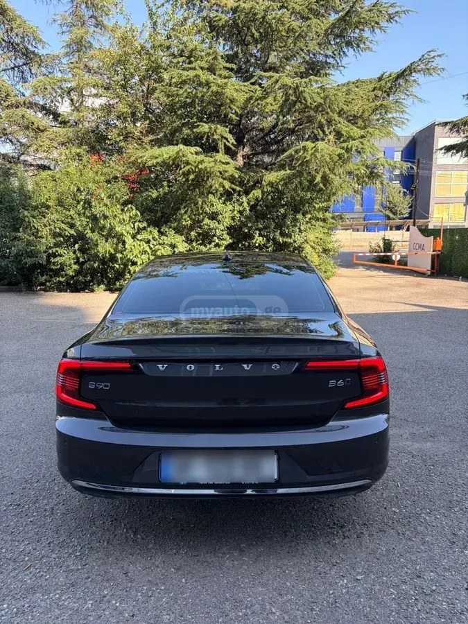 نمای دیگر ولوو B60 2023