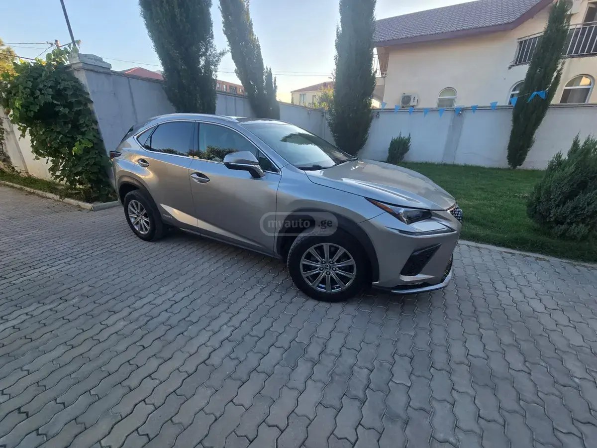 نمای دیگر لکسوس Hybrid 2018