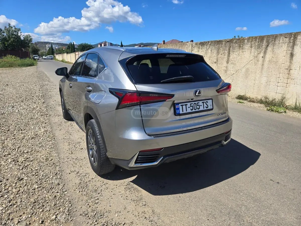 نمای دیگر لکسوس Hybrid 2018