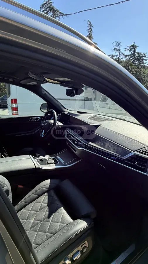 نمای دیگر بی ام و xDrive40i 4dr تمام چرخ محرک 2024