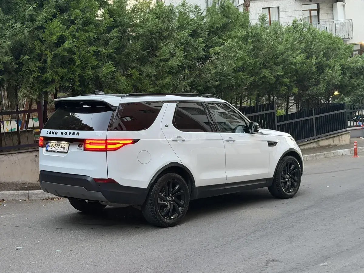 نمای دیگر لندروور HSE 4 در 4x4 اتوماتیک 2017