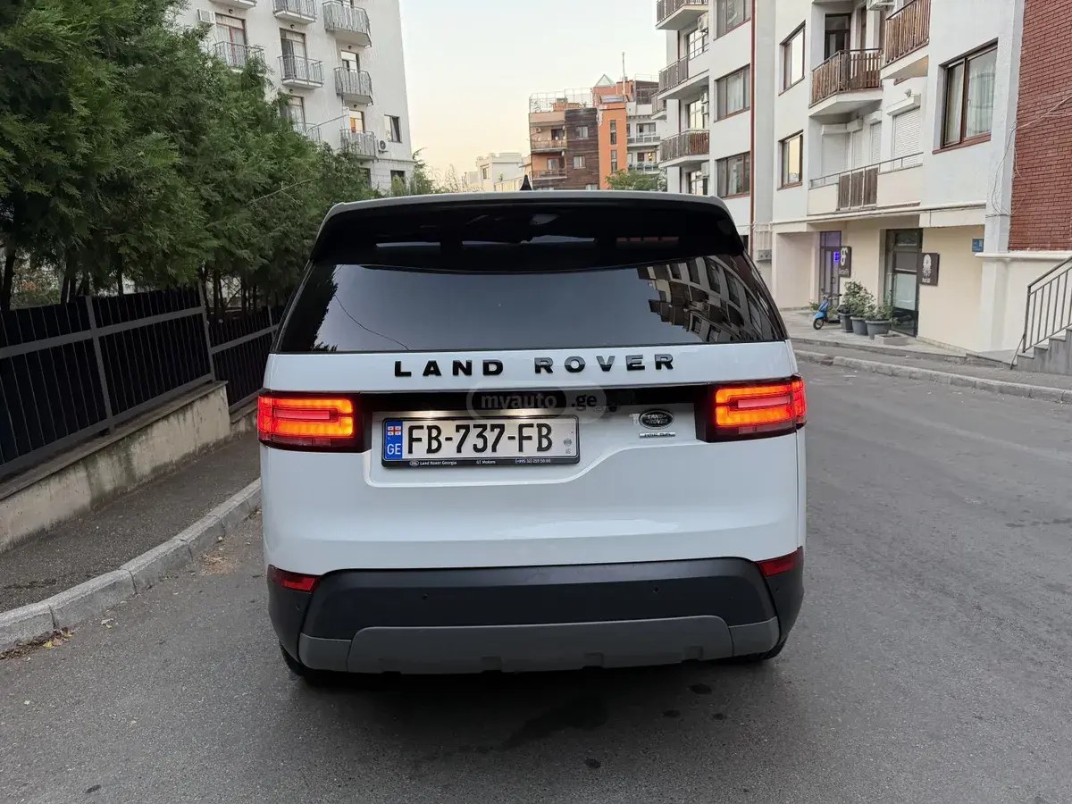 نمای دیگر لندروور HSE 4 در 4x4 اتوماتیک 2017