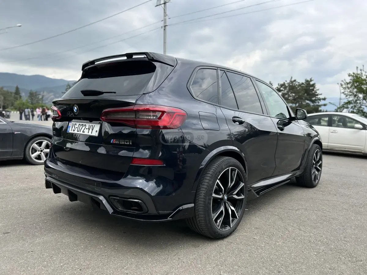 نمای دیگر بی ام و M50i 4dr تمام چرخ محرک اسپرت 2020