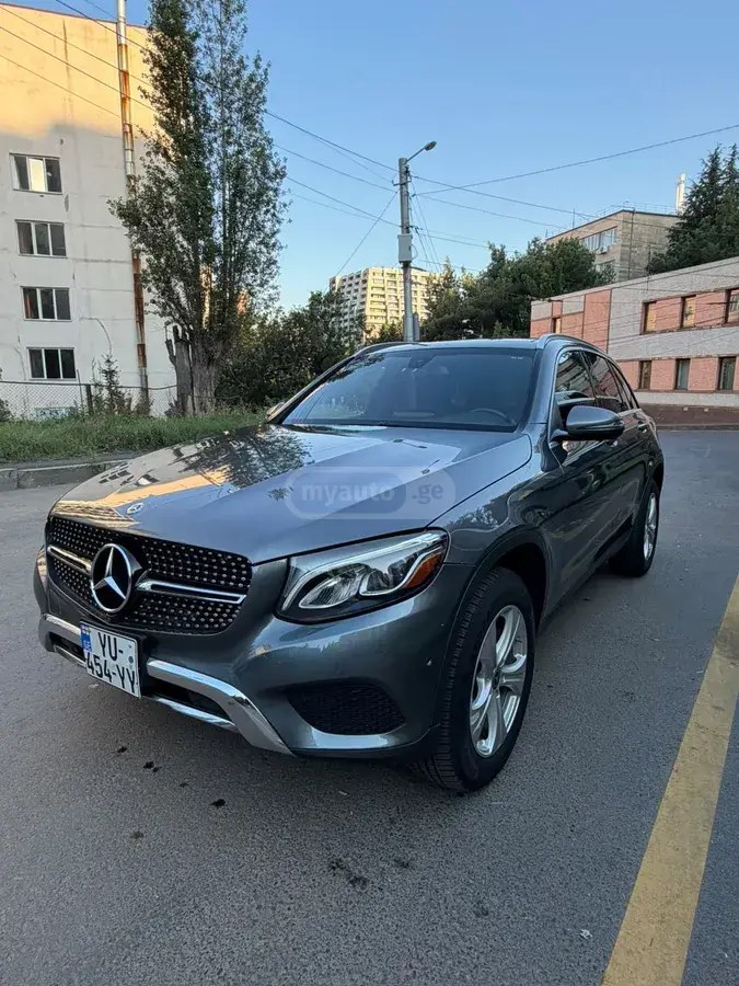 مرسدس بنز بیس GLC 300 4 در تمام چرخ محرک 2018