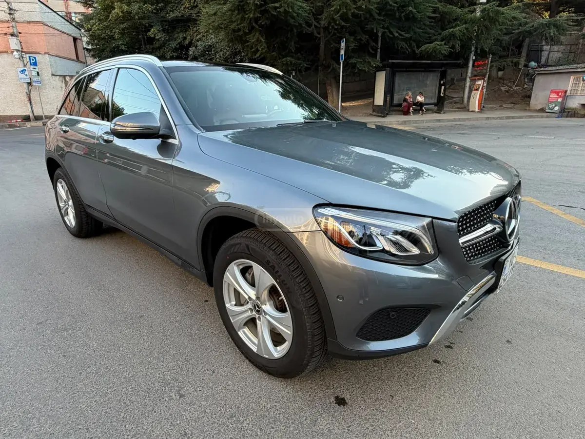 نمای دیگر مرسدس بنز بیس GLC 300 4 در تمام چرخ محرک 2018