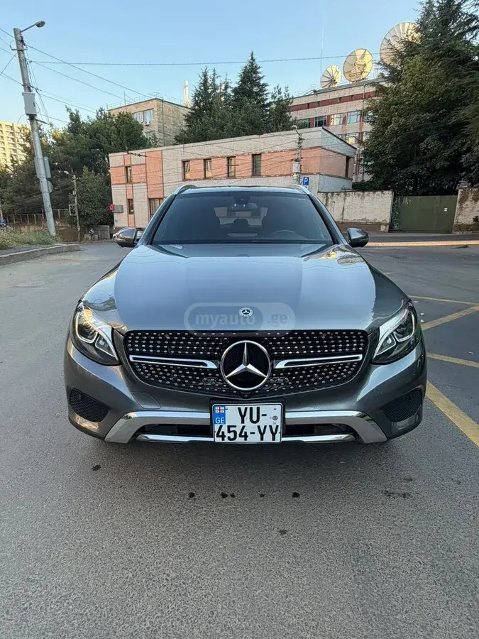نمای دیگر مرسدس بنز بیس GLC 300 4 در تمام چرخ محرک 2018