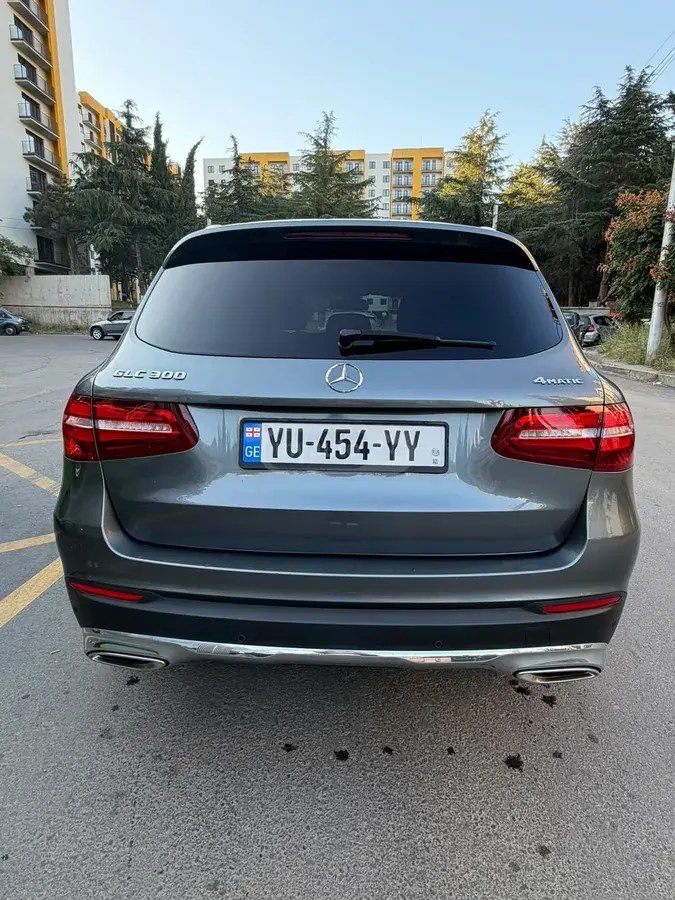 نمای دیگر مرسدس بنز بیس GLC 300 4 در تمام چرخ محرک 2018