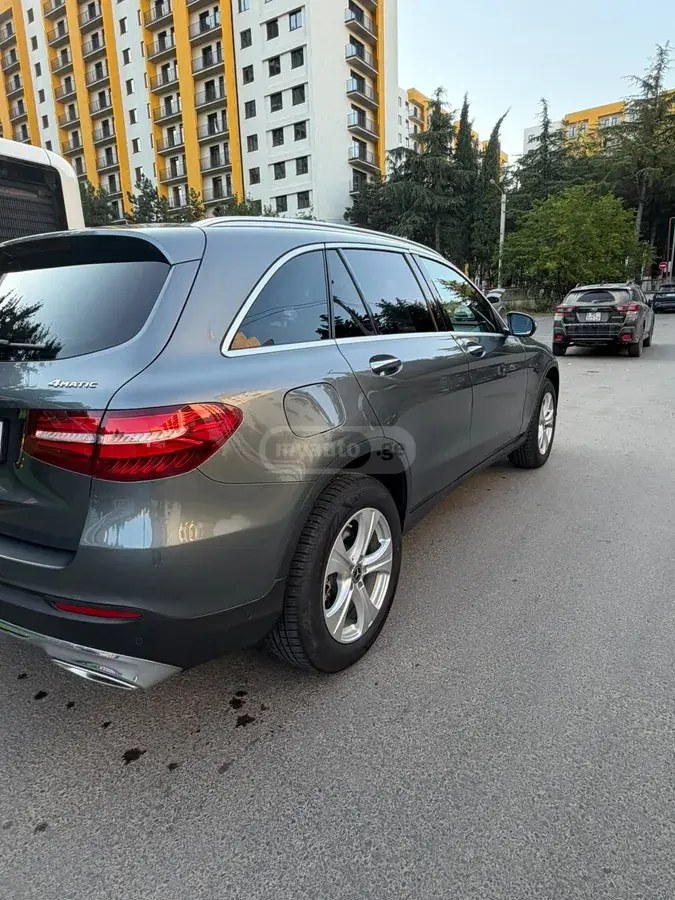 نمای دیگر مرسدس بنز بیس GLC 300 4 در تمام چرخ محرک 2018