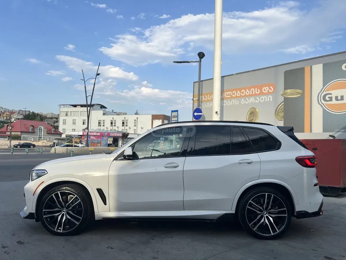 نمای دیگر بی ام و xDrive40i 4 در چهار چرخ محرک 2019