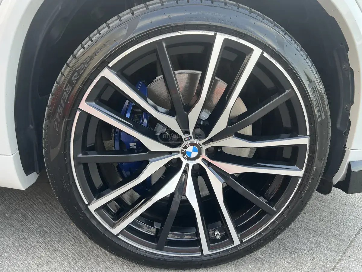 نمای دیگر بی ام و xDrive40i 4 در چهار چرخ محرک 2019