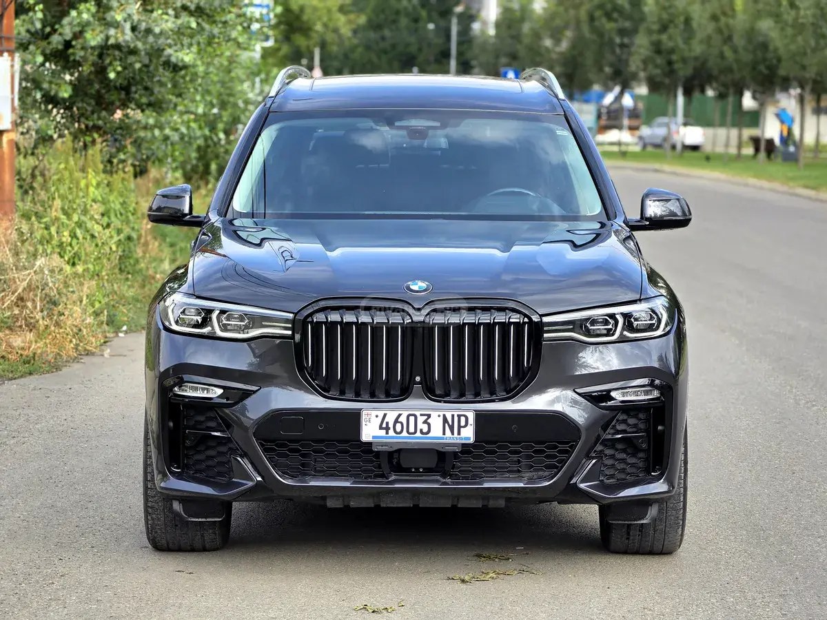 نمای دیگر بی ام و xDrive40i 4 در چهار چرخ محرک 2020