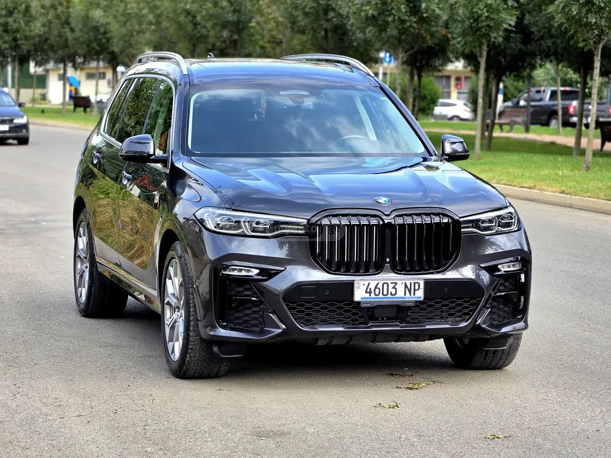 نمای دیگر بی ام و xDrive40i 4 در چهار چرخ محرک 2020