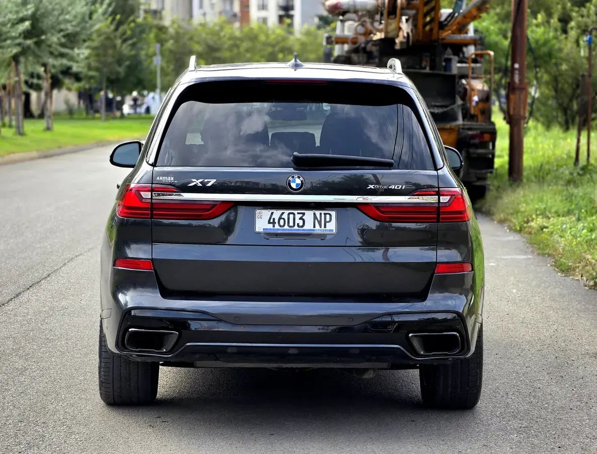 نمای دیگر بی ام و xDrive40i 4 در چهار چرخ محرک 2020