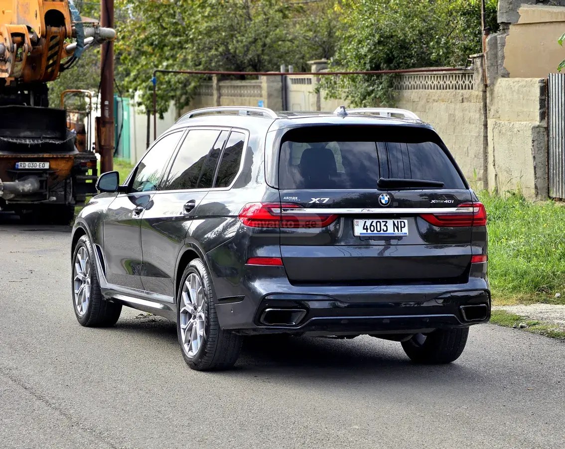 نمای دیگر بی ام و xDrive40i 4 در چهار چرخ محرک 2020